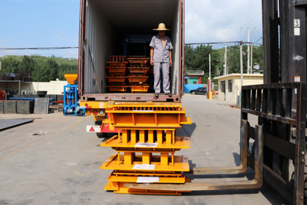 Load QT4-18 full automatic block machine to Ghana customer